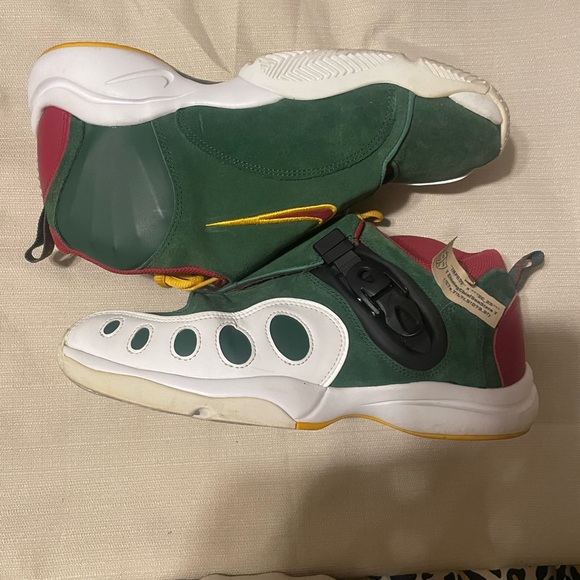 Nike zoom GP size 9 green burgundy and yellow 8/10 some yellowing on bottom - Picture 7 of 9